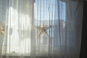 Magia świetlistych gwiazd w oknie jako nowoczesny akcent wnętrza