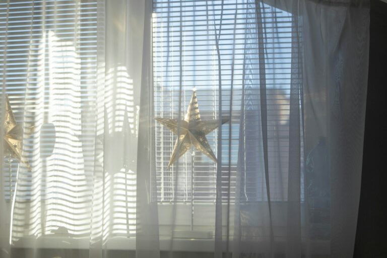 Magia świetlistych gwiazd w oknie jako nowoczesny akcent wnętrza