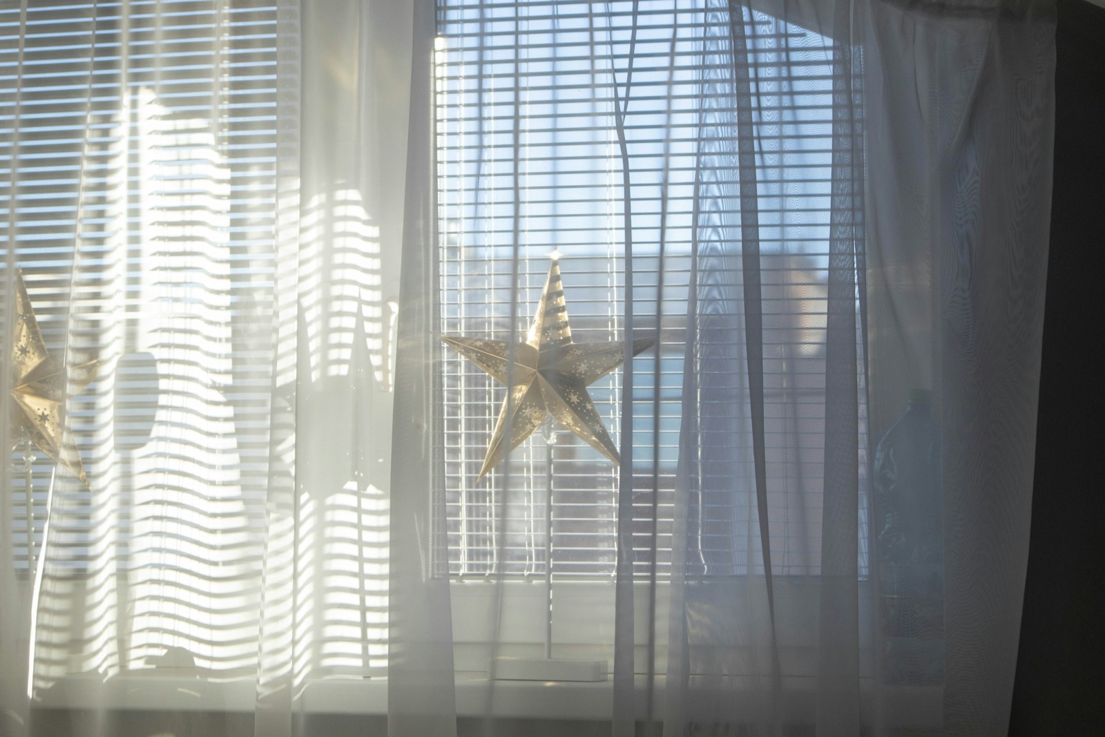 Magia świetlistych gwiazd w oknie jako nowoczesny akcent wnętrza