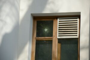 Magiczne oświetlenie domu - Gwiazda świecąca na okno jako niezwykły element dekoracyjny